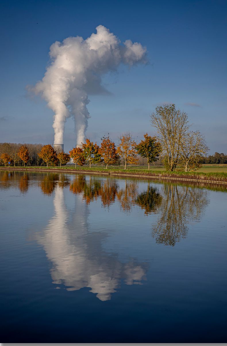 La centrale nucléaire de Belleville-sur-Loire et son panache reflétés dans le canal latéral à la Loire