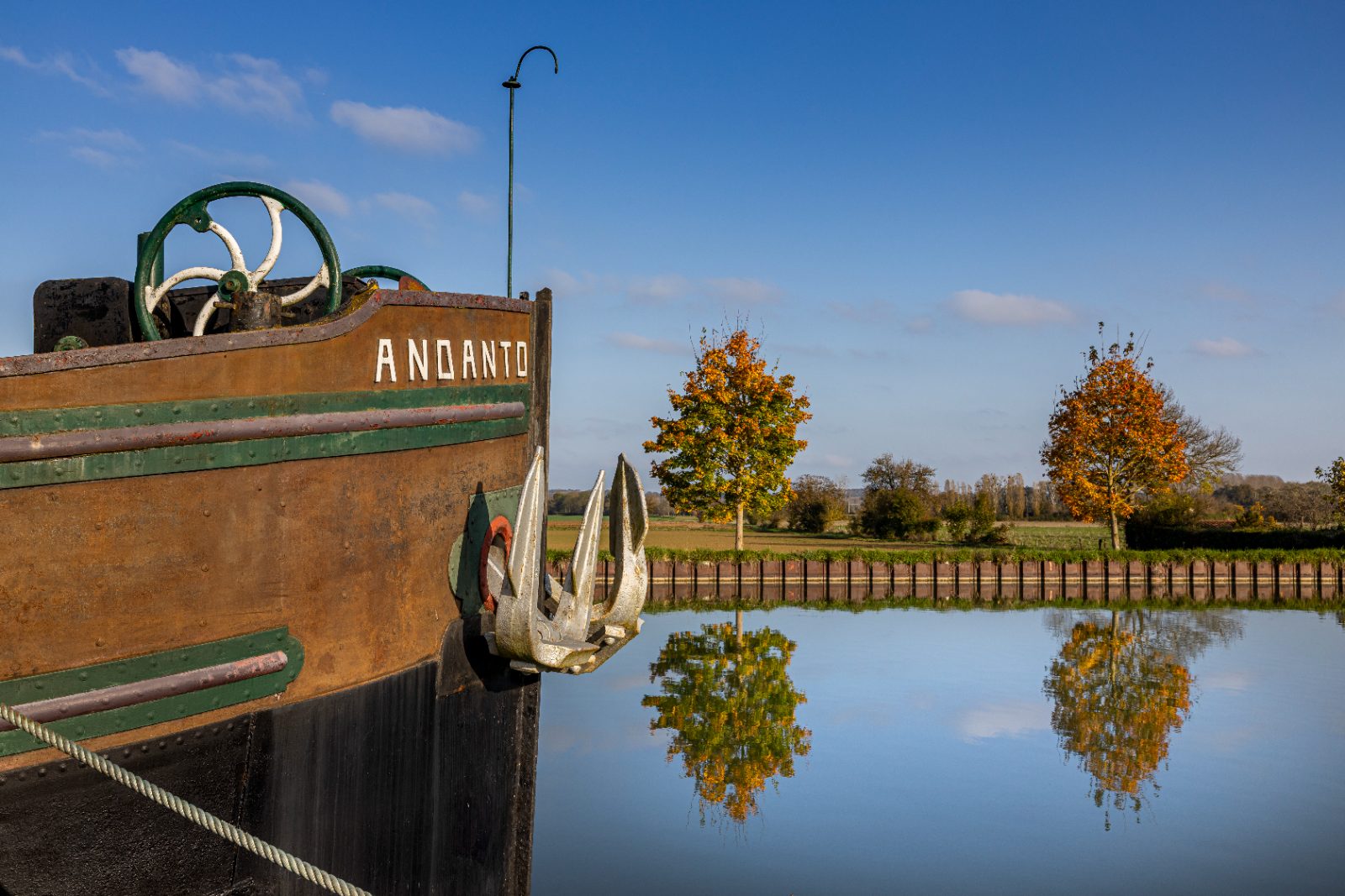 Péniche Andanto sur le canal de Léré
