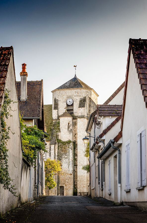 La tour de la Collégiale Saint-Martin vue depuis une ruelle de Léré