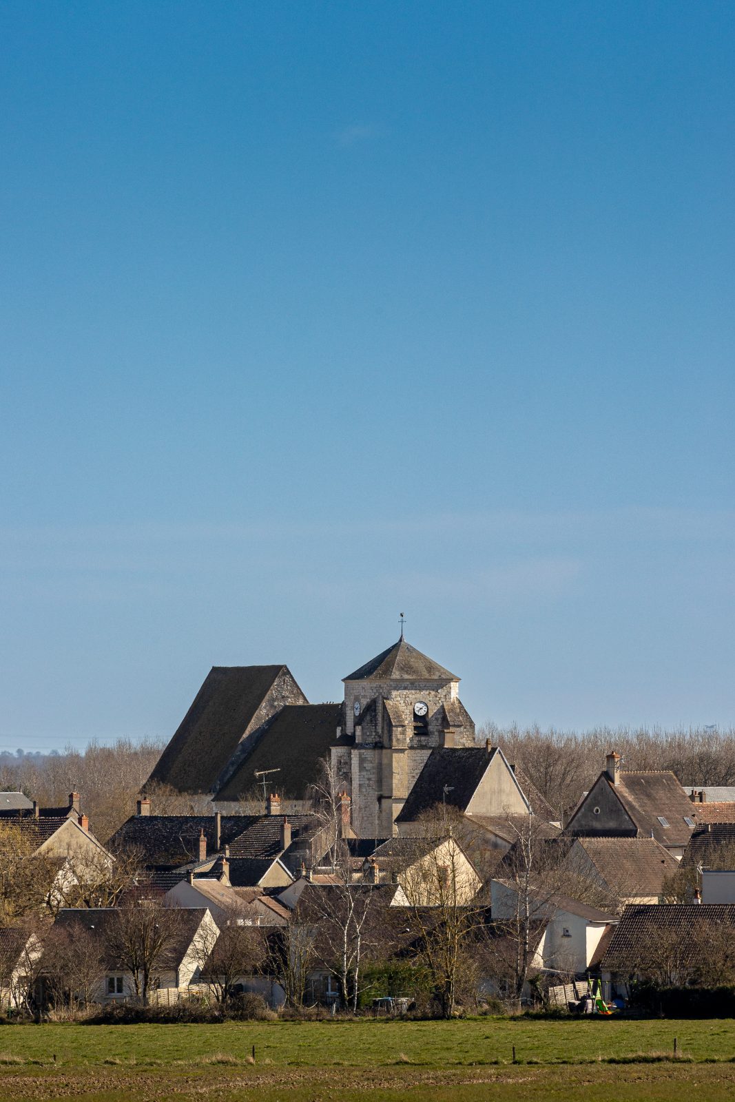 Vue sur le village de Léré et sa collégiale